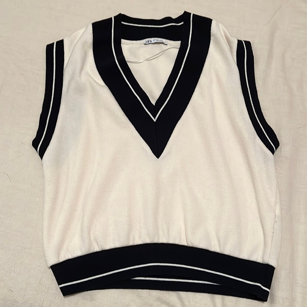 Zara Cropped Cream and Black Sweater Vest